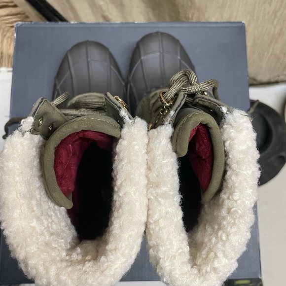 Tommy Hilfiger Snow Boots - Picture 3 of 9